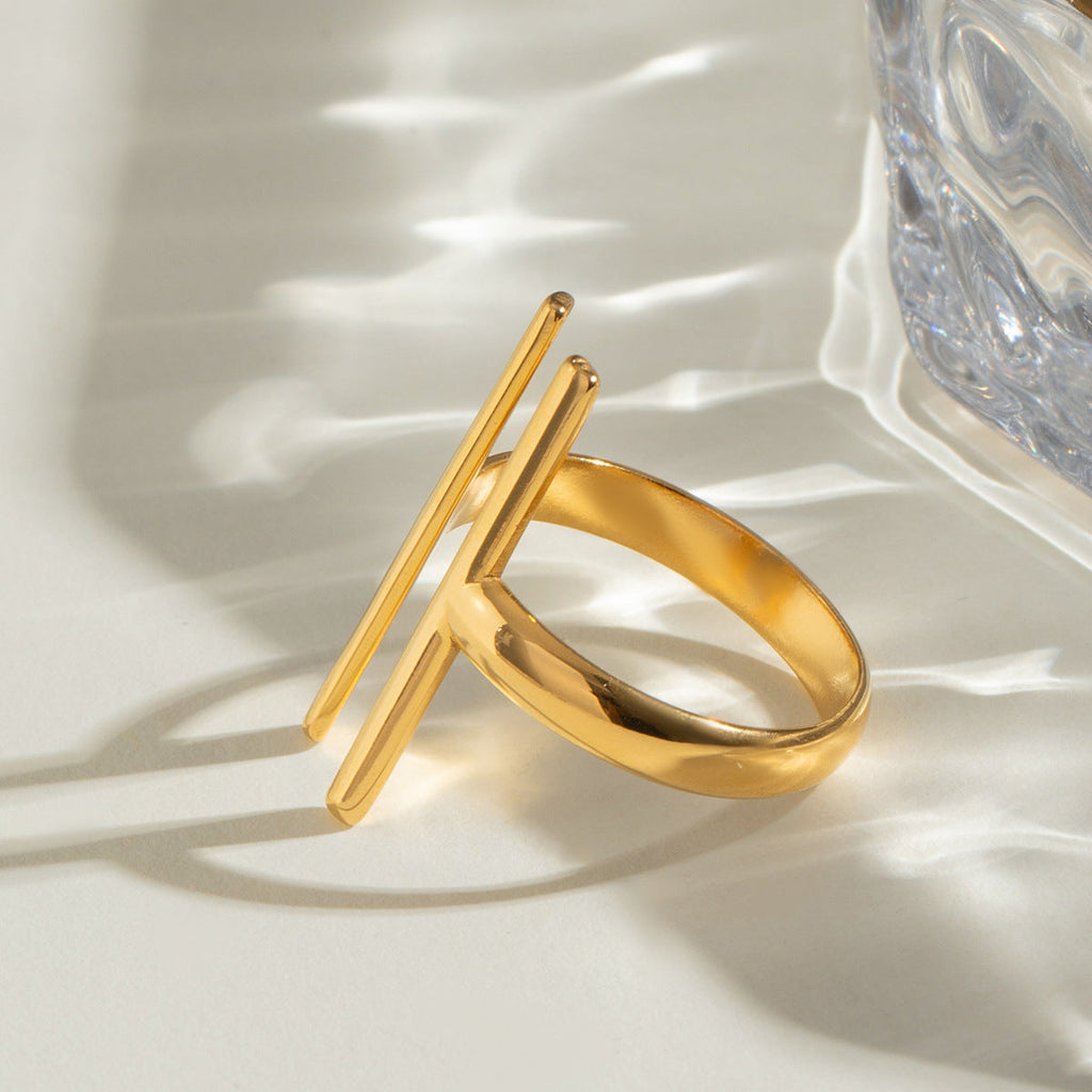 Guldring med geometriskt motiv i kirurgiskt stål med PVD plätering - Ring med justerbar storlek