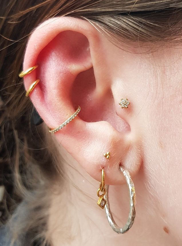 Guldring till piercing - Slät ring - Segment clicker - Piercingsmycke i 24k guldpläterat kirurgiskt stål.