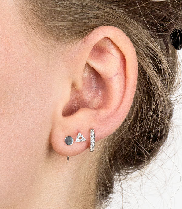 Huggie Hoops - Silverringar med vita kristaller - Örhängen