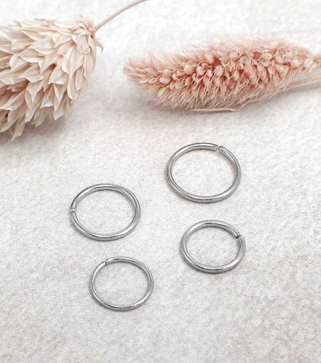 Tunn silverring -  Seamless ring i kirurgiskt stål till piercing