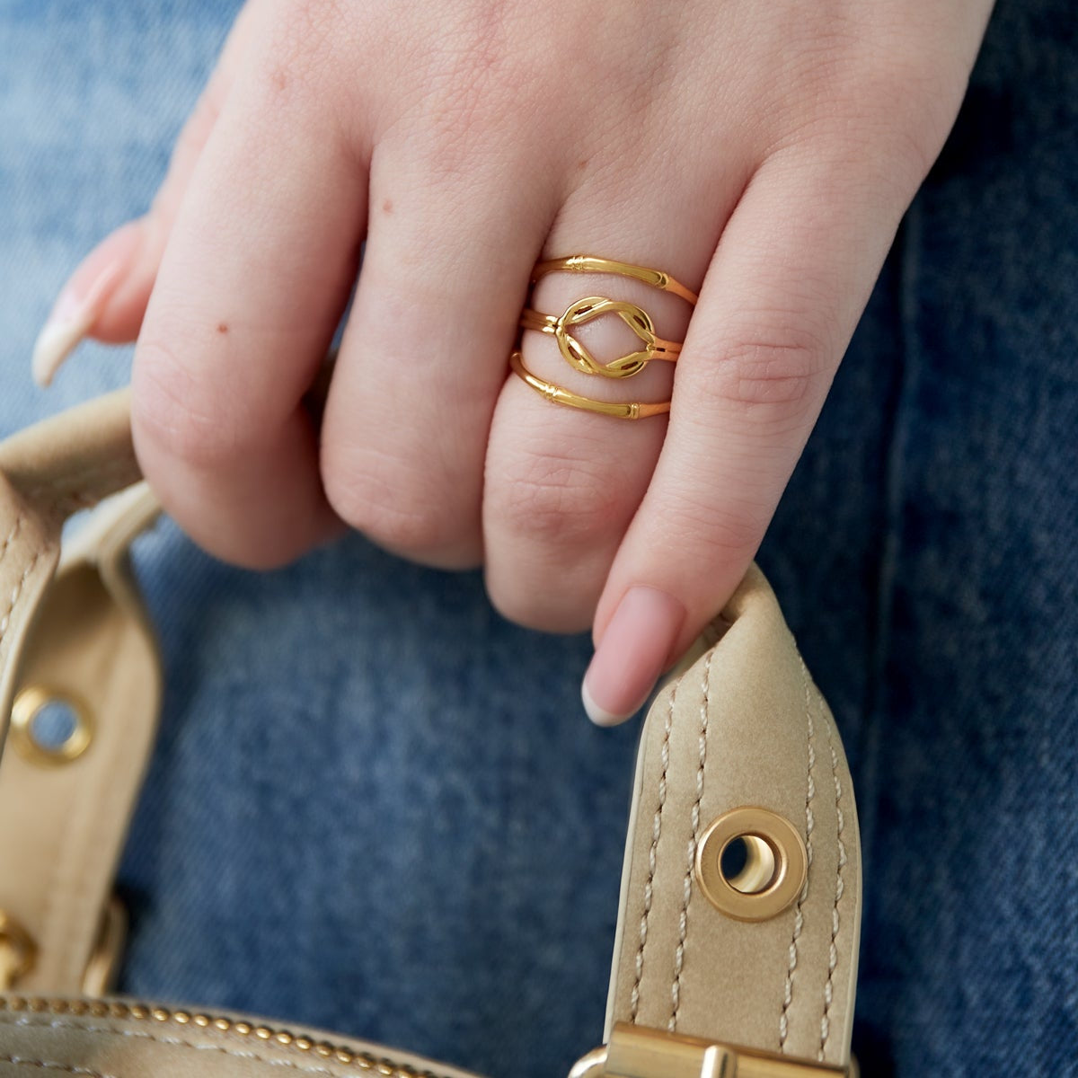 Justerbar ring i silvrigt kirurgiskt stål – stilren och tålig design