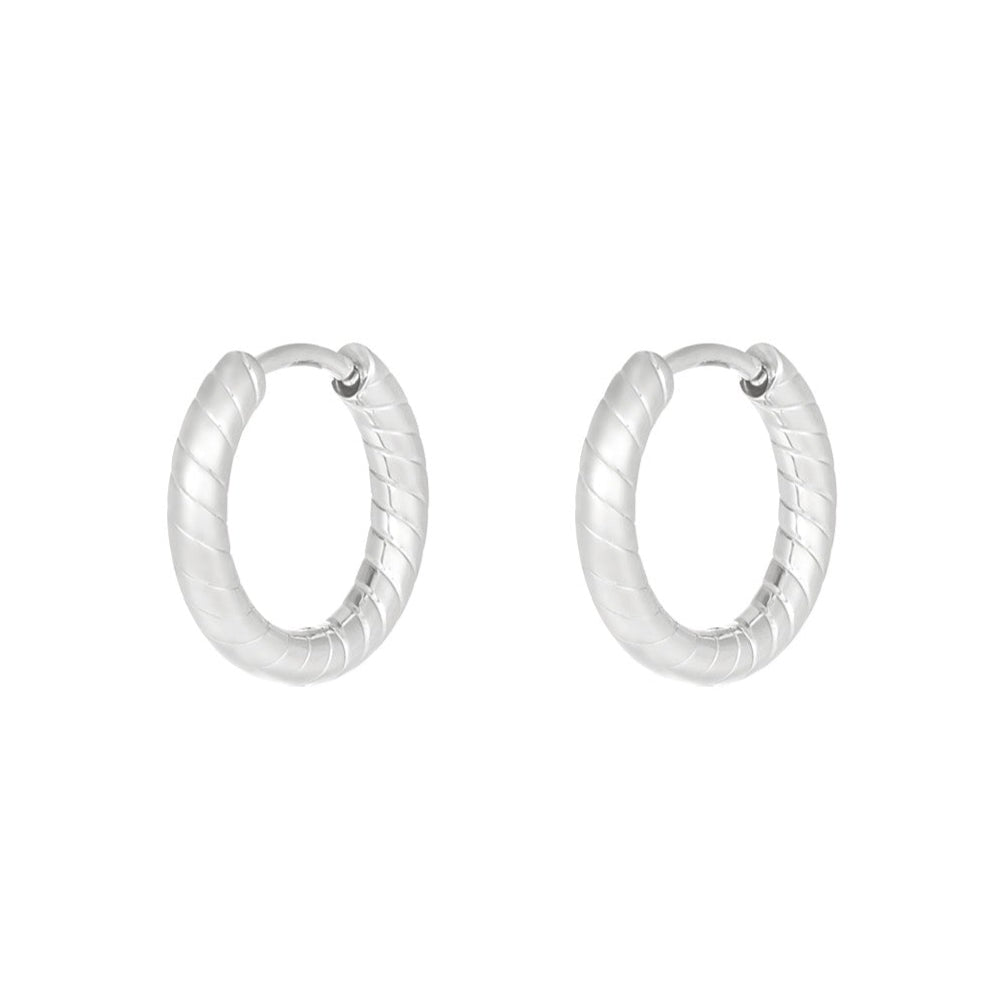 Hoops-örhängen i tvinnad design - Ringar i silvrigt kirurgiskt stål